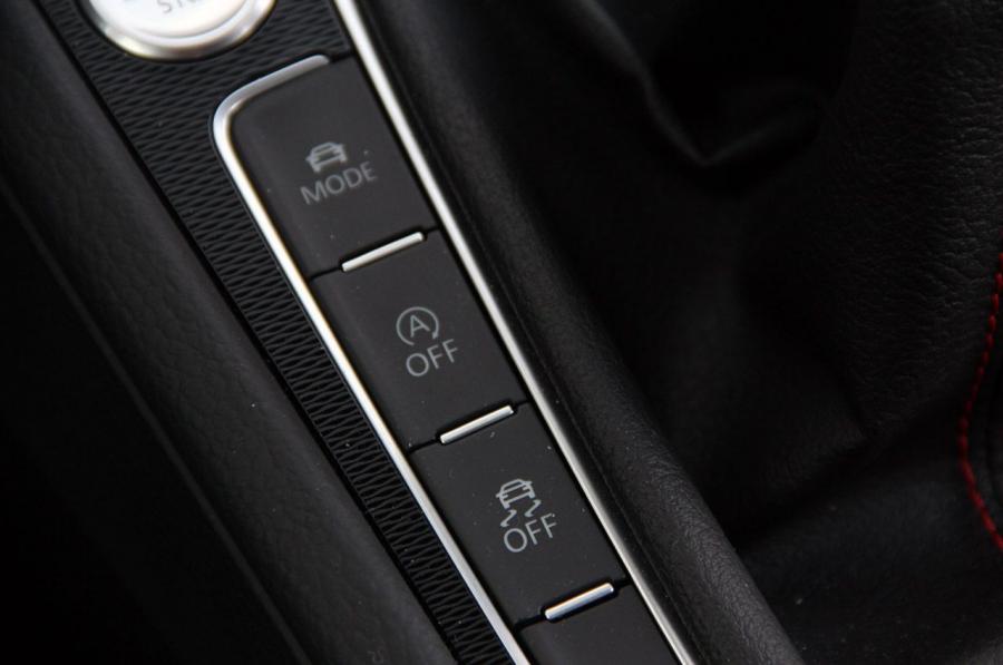 Детали интерьера Volkswagen Golf GTi 5-Door 2015 года  (фото 14 из 48)